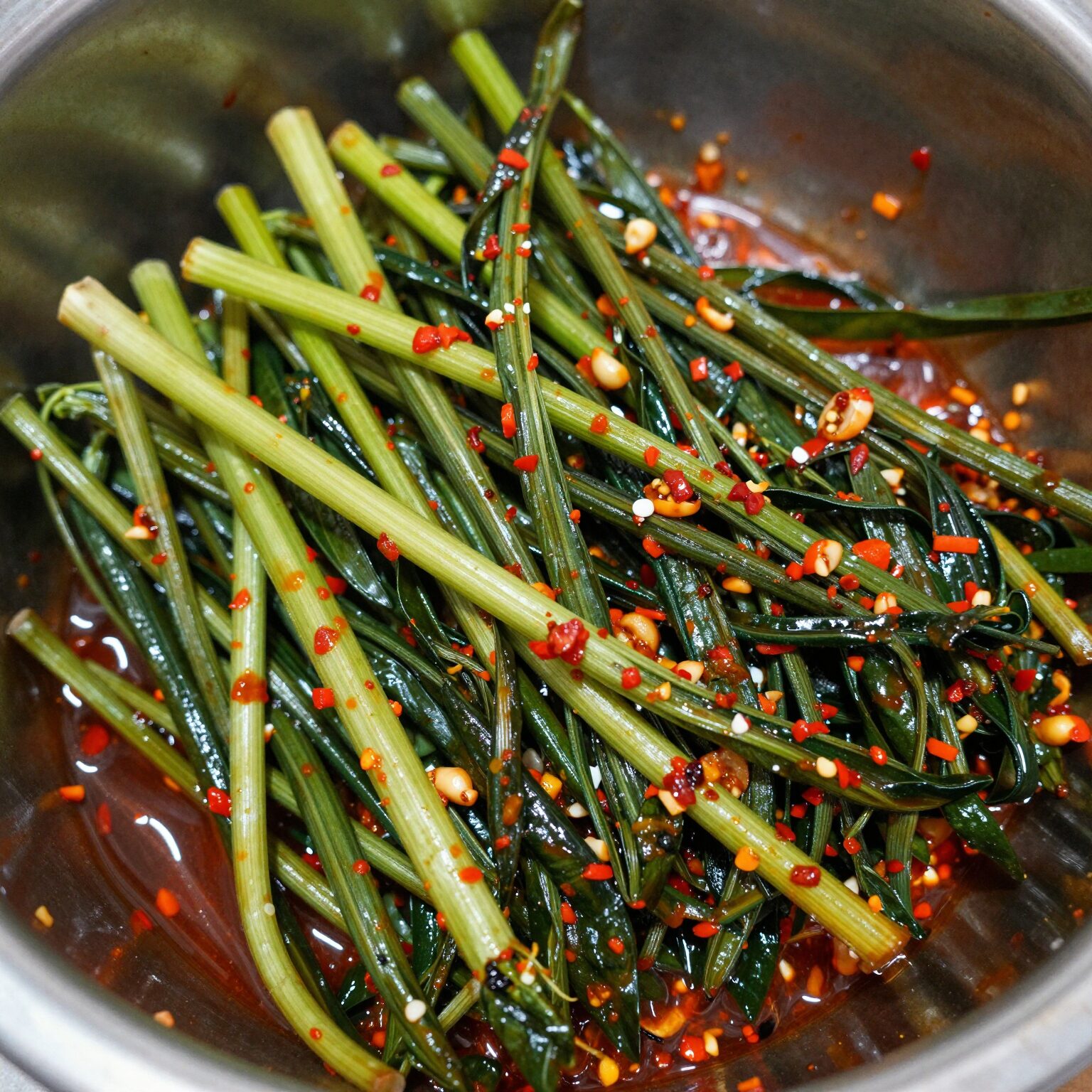 열무김치 담그는 과정 사진, 절인 열무와 양념이 섞인 모습