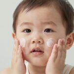 유아썬팩트 고르는 팁 아이 얼굴에 유아썬팩트를 톡톡 두드려 바르는 모습