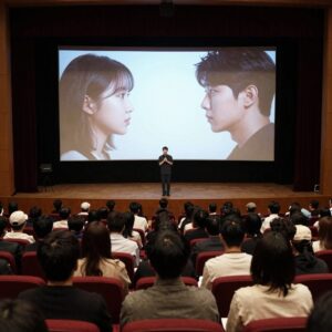 백상예술대상 무대 조명과 객석 가득한 관객 모습