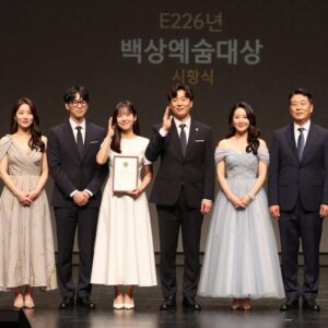 2026년 백상예술대상 시상식 무대 위 수상자들의 환호하는 모습