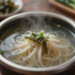 찬물에 담가 아린 맛을 우려내는 삶은 죽순 사진