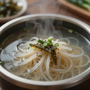 찬물에 담가 아린 맛을 우려내는 삶은 죽순 사진