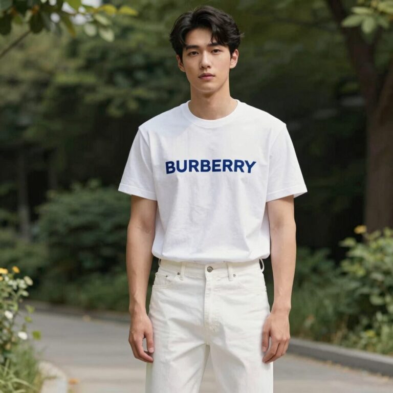 버버리 반팔티를 화이트 청바지와 매치한 여름 캐주얼 룩
