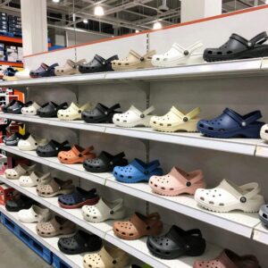코스트코 매장에 진열된 다양한 크록스 제품들 오프로드 클로그 바야 클로그 아동용까지