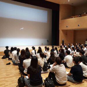 세종문화회관 대극장에서 펼쳐진 제56회 동아무용콩쿠르 본선 무대 전경. 관객들이 집중하며 무대를 바라보고 있다.