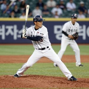KBO 퓨처스리그 경기 중 선수들의 역동적인 장면