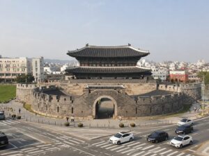 경기도 수원화성의 장안문 전경, 조선 시대 건축의 아름다움을 보여주는 사진
