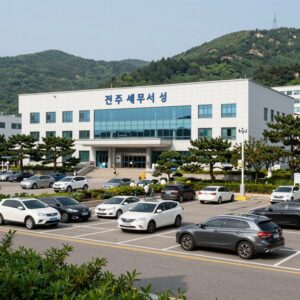 전주세무서 청사 전경과 주변 서곡지구 풍경, 방문객을 위한 주차장과 대중교통 정보를 함께 보여주는 사진