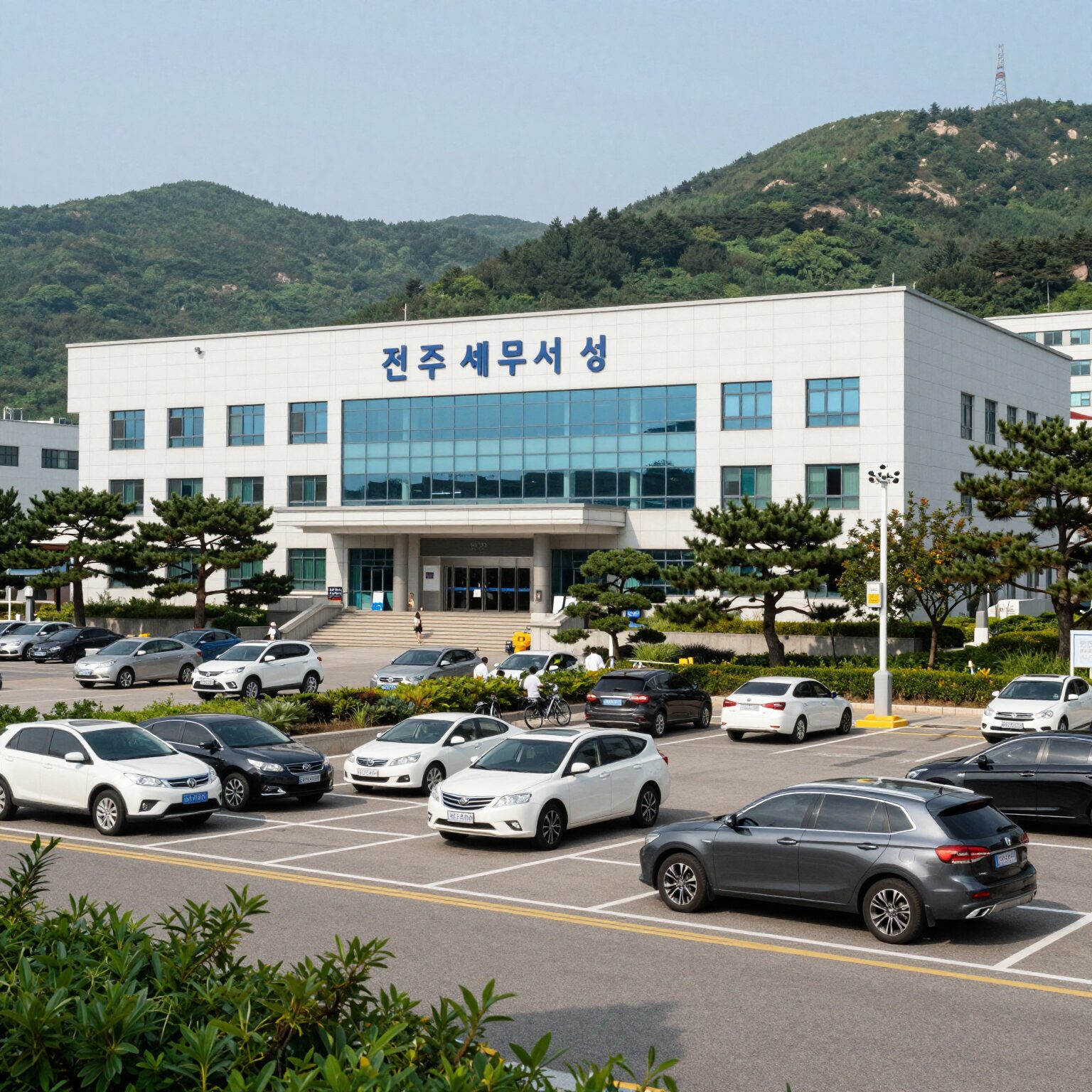 전주세무서 청사 전경과 주변 서곡지구 풍경, 방문객을 위한 주차장과 대중교통 정보를 함께 보여주는 사진