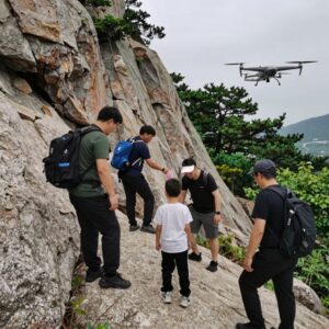주왕산 실종 어린이 수색 현장 구조대원들이 헬기와 드론을 동원해 산속을 수색하는 모습