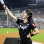 김정원 치어리더가 KT 위즈 경기장에서 응원하는 열정적인 모습