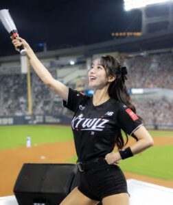 김정원 치어리더가 KT 위즈 경기장에서 응원하는 열정적인 모습