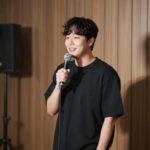 이용진 개그맨의 숨겨진 이야기 이용진이 넷플릭스 스탠드업 코미디 무대에서 마이크를 잡고 있는 모습. 2026년 초 공개된 스페셜의 한 장면으로, 글로벌 팬들에게 인상적인 퍼포먼스를 선보이고 있다.