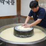 맷돌로만 마곡점 매장 안에 있는 대형 맷돌로 직접 콩을 갈아 두부를 만드는 모습