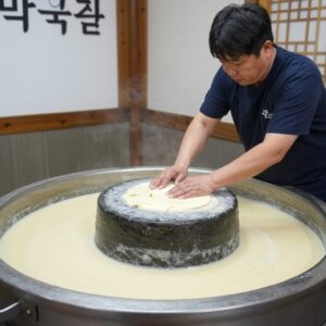 맷돌로만 마곡점 매장 안에 있는 대형 맷돌로 직접 콩을 갈아 두부를 만드는 모습