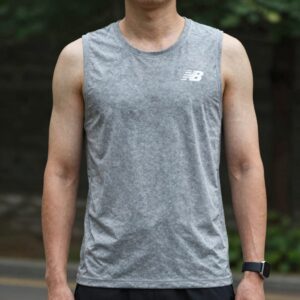 뉴발란스 시티러닝 반팔티 그레이 색상 착용 모습