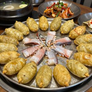 화명동장미공원 근처 맛집에서 즐길 수 있는 다양한 음식 사진으로 보쌈, 돈카츠, 생선구이, 피자 접시가 나란히 놓여 있다
