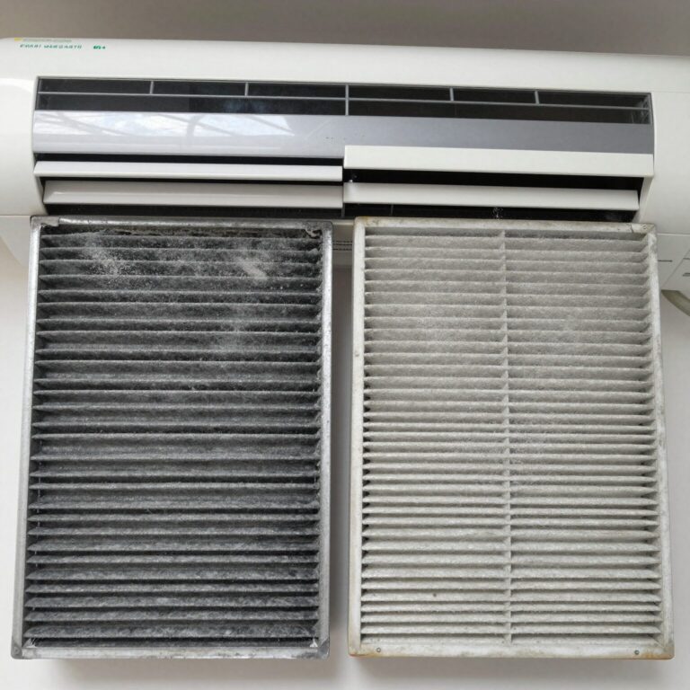 에어컨 필터 세척 전후 비교 사진. 왼쪽은 먼지로 뒤덮인 필터, 오른쪽은 깨끗하게 세척된 필터