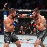 UFC 328 메인 이벤트에서 션 스트릭랜드가 함자트 치마예프를 상대로 펀치를 날리는 장면