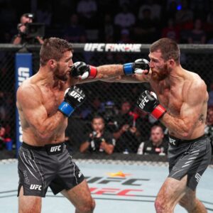 UFC 328 메인 이벤트에서 션 스트릭랜드가 함자트 치마예프를 상대로 펀치를 날리는 장면