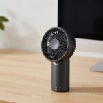 USB 선풍기 책상 정리 꿀팁 USB 선풍기를 책상 위 모니터 옆에 배치하여 깔끔한 데스크테리어를 연출한 사진