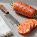 수박 자르기 팁 깔끔하고 쉽게 수박 자르기에 필요한 칼과 도마, 키친타월 등 준비물 사진