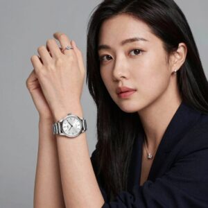 장원영 불가리 세르펜티 비토리오 시계와 주얼리 착용 화보 사진 논란 이미지