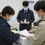 6.3 지방선거 사전투표 시간과 준비물 6.3 지방선거 사전투표소에서 신분증을 제시하고 투표용지를 받는 모습