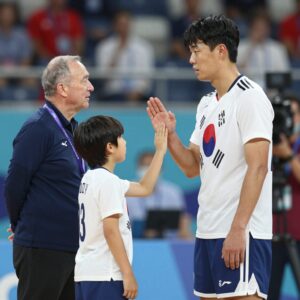 아기레 감독과 이강인이 마주보며 인사하는 모습, 월드컵 경기장에서 스승과 제자의 재회