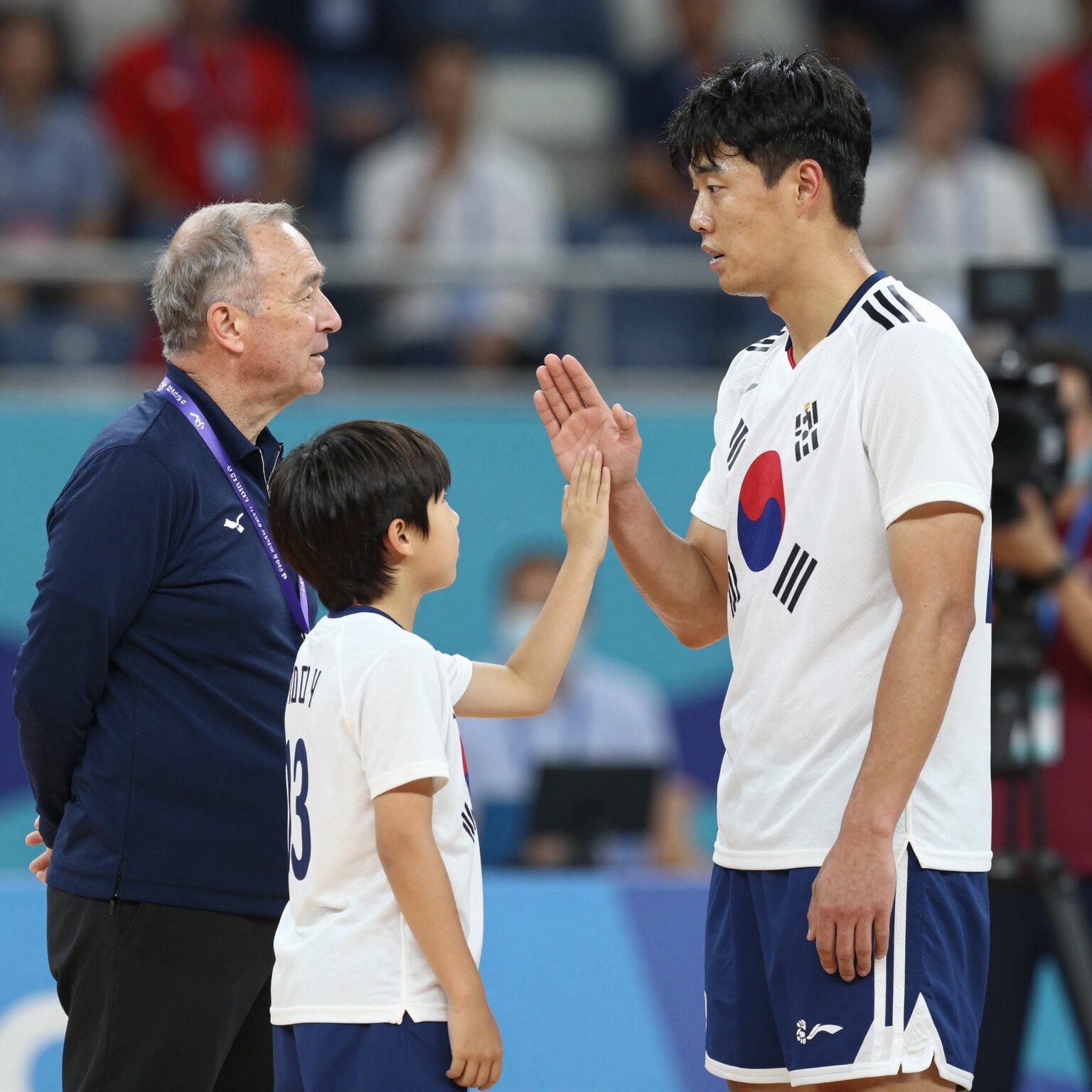 아기레 감독과 이강인이 마주보며 인사하는 모습, 월드컵 경기장에서 스승과 제자의 재회
