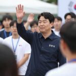 안민석 경기도교육감 후보가 6월 2일 수원 집중유세에서 시민들에게 지지를 호소하는 모습