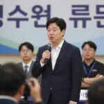 안민석 경기도교육감 후보가 수원 유세에서 시민들에게 지지를 호소하고 있다