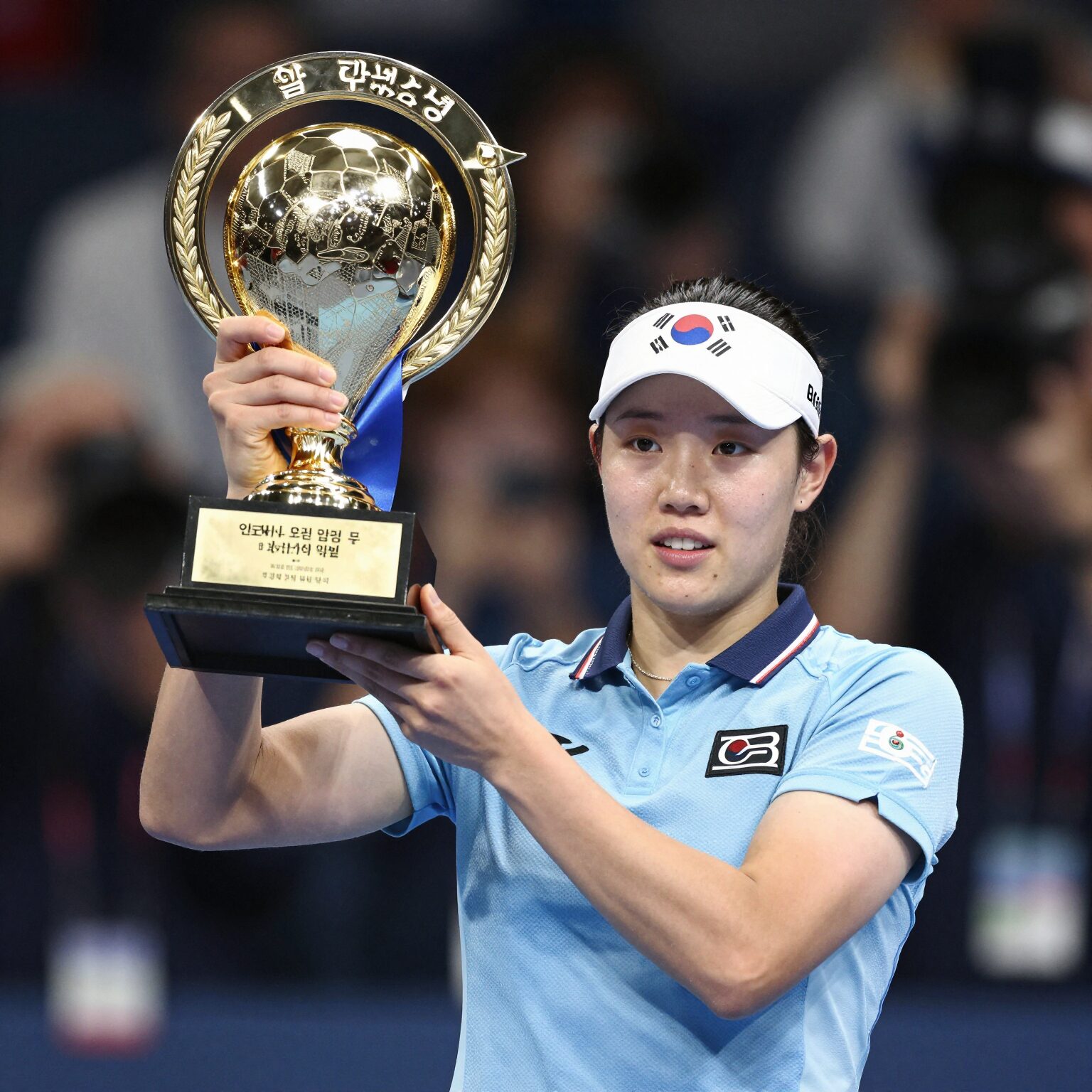 2026 인도네시아 오픈 여자단식 우승 안세영이 트로피를 들고 환호하고 있다