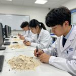 도제학교로 취업 준비하는 법 산학일체형 도제학교에서 학생이 기업 현장에서 실습하는 모습