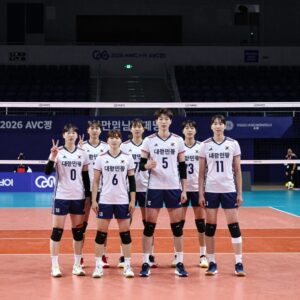 2026 AVC컵 대한민국 남자배구 대표팀이 경기장에서 포즈를 취하고 있는 단체 사진