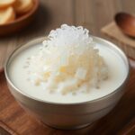 경산 빙수당의 대표 메뉴 할매 밀크팥 우유빙수가 드라이아이스와 함께 나오는 모습