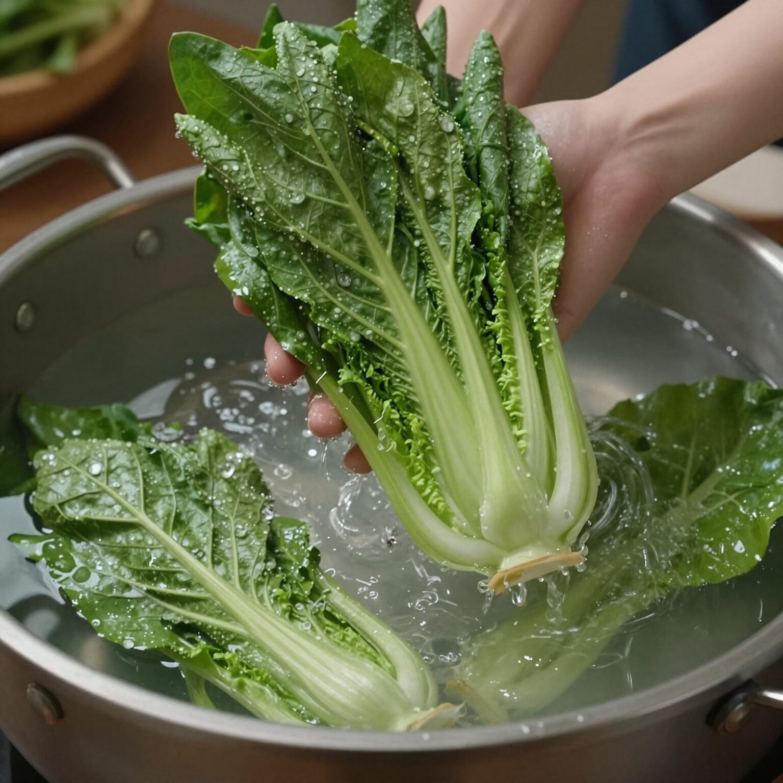 신선한 창포를 냄비에 넣고 물을 부어 달이는 과정으로 만들어진 창포물로 머리를 감는 모습