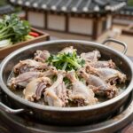 춘천 닭갈비 48년 비밀 대공개 춘천 통나무집 닭갈비 철판에 익는 닭다리살과 야채 모습