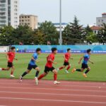 K조 순위 결정 콩고 대 우즈벡 2026 북중미 월드컵 K조 콩고 민주 공화국과 우즈베키스탄 경기 장면, 선수들이 경합 중인 모습