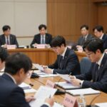제헌절 공휴일 재지정 관련 국회 회의 장면, 의원들이 법안을 논의하고 있다
