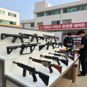 다이소 매장에 진열된 다양한 물총과 워터건 모습
