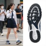 디스커버리 샌들 운동화 실제 후기 Discovery Wave Jane and Wave Slide side by side comparison showing design differences and sole details
