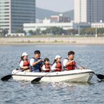 동강래프팅 가족 여름 탐험대 체험 동강래프팅에서 가족이 보트를 타고 즐기는 모습