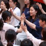 코리아나 이애숙 가요무대 월드컵 응원 특집 2026 북중미 월드컵 D-10 특집 가요무대에서 코리아나 이애숙이 다른 가수들과 함께 손에 손잡고를 부르며 관객과 호흡하는 장면
