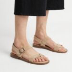 H&M 샌들 가성비 후기와 사이즈팁 H&M 베이지 키튼힐 샌들 착용 모습, 발등 스트랩과 스웨이드 질감이 돋보이는 여성 샌들