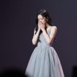 현대화 가수가 미스트롯 포유 무대에서 보조기에 의지해 일어서는 모습, 감동적인 순간