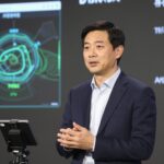 젠슨황 엔비디아 CEO가 AI 컨퍼런스에서 연설하는 모습, 미래 기술에 대한 확신이 느껴지는 표정
