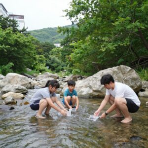 지리산 계곡에서 가족이 즐겁게 물놀이하는 모습, 맑은 물과 푸른 숲