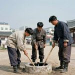관동대지진 조선인 학살 100년 진실 1923년 관동대지진 당시 우물 소독하는 일본 경시청 소독반. 조선인이 독을 탔다는 유언비어가 확산된 배경
