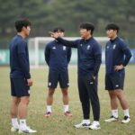 케데헌 새 감독 크리스의 전술 변화 케데헌 새 감독 크리스가 훈련장에서 선수들에게 전술 지시를 내리는 모습